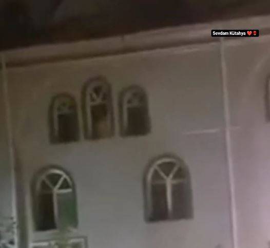 Caminin üst katında görüldü cemaat koşa koşa evlerine kaçtı. Kayseri'de bir kişi o anı çekti yer yerinden oynadı 1
